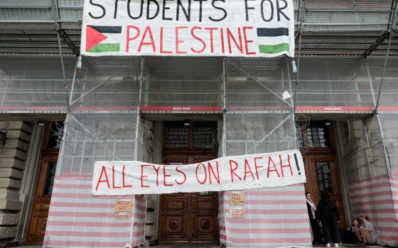 لافتاة مؤيدة لفلسطين في جامعة برن الألمانية