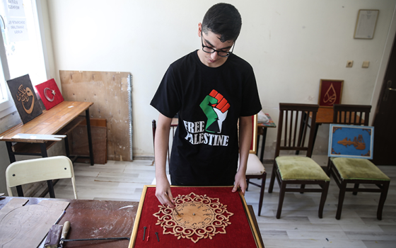 طالب تركي متضامن مع فلسطين