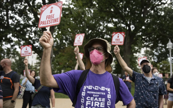 طالب يتظاهر لأجل فلسطين