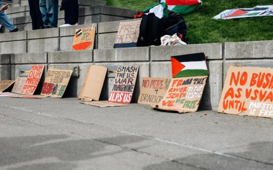 لافتات داعمة لفلسطين