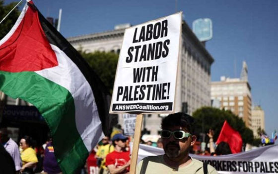 لافتة من مظاهرة داعمة لفلسطين