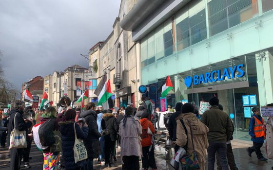 احتجاج عند بنك باركليز
