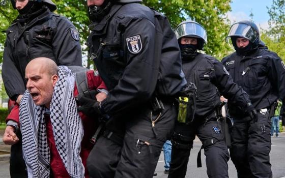 شرطة تعتقل مؤيدًا لفلسطين