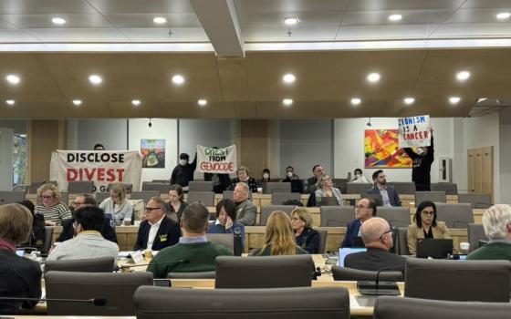 احتجاج صامت في اجتماع مجلس محافظي جامعة ألبرتا