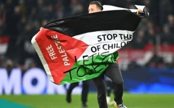 لاعب كرة قدم يتضامن مع فلسطين