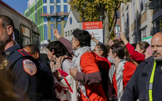 طلاب يتظاهرون لأجل فلسطين