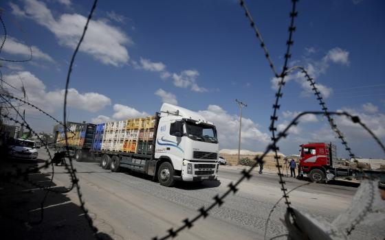 شاحنات المساعدات