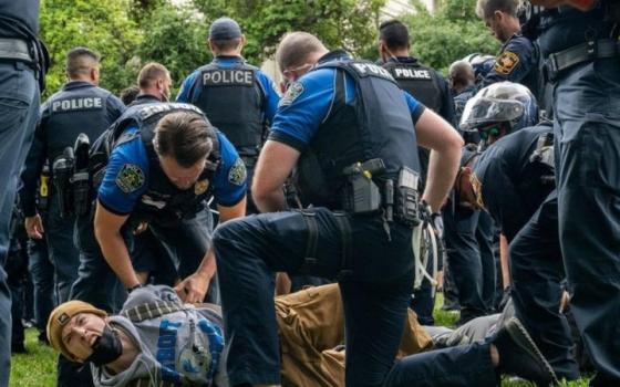 قمع الشرطة للطلاب المحتجين