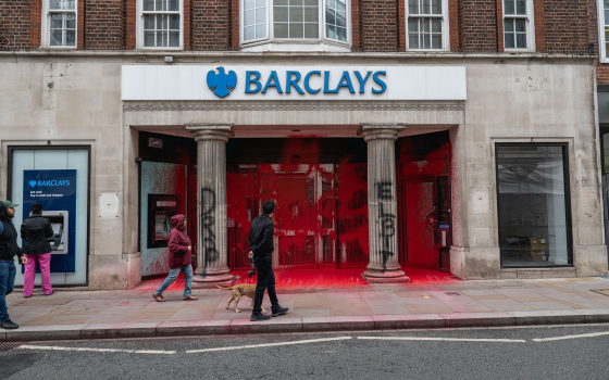 بنك باركليز ملطخ بالطلاء الأحمر