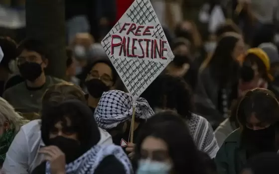 لافتة تدعو بالحرية لفلسطين