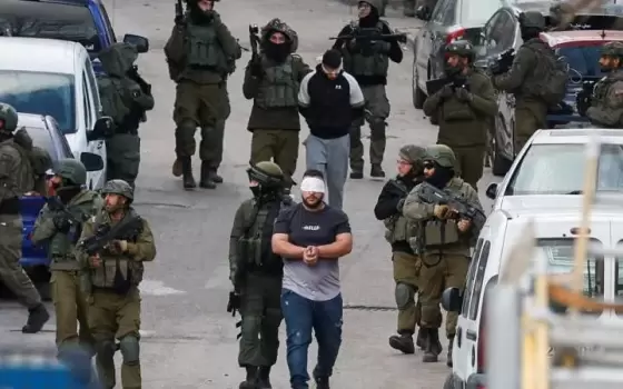 اعتقال مواطن في الضفة الغربية