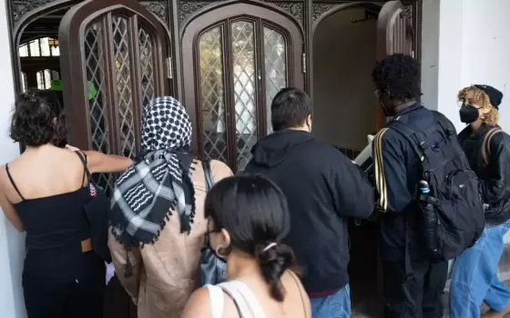 متظاهرون يحثون جامعة شيكاغو على التراجع عن طرد طالب