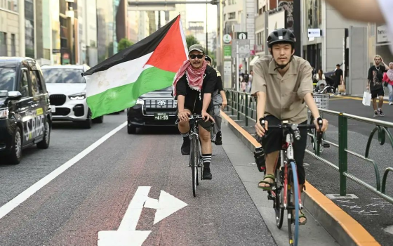 رجل مؤيد لفلسطين في نشاط رياضي تضامني