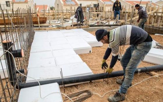 عمال يقومون بالبناء  