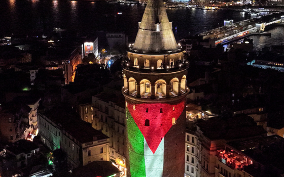 إضاءة علم فلسطين على برج غلاطة الشهير في إسطنبول