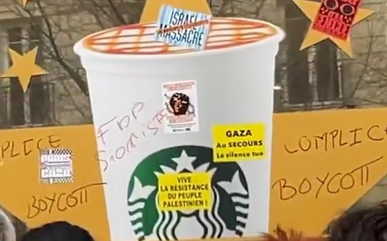 ملصقات مؤيدة لفلسطين على فرع لستاربكس