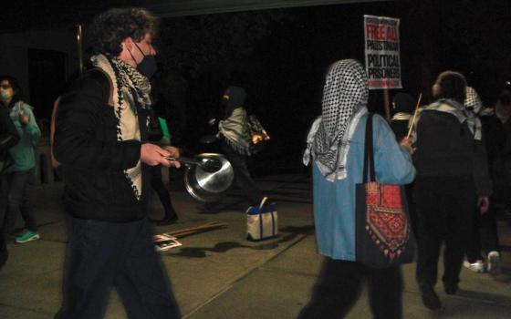 محاصرة منزلي النائبة جريس مينج