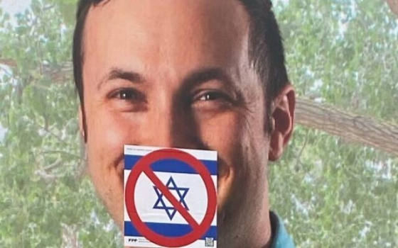 استهداف ملصقات حملة انتخابية للمرشح ماكس جروس