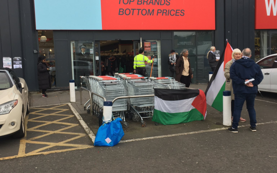 احتجاج مؤيد لفلسطين خارج متجر Home Bargains في غلاسكو