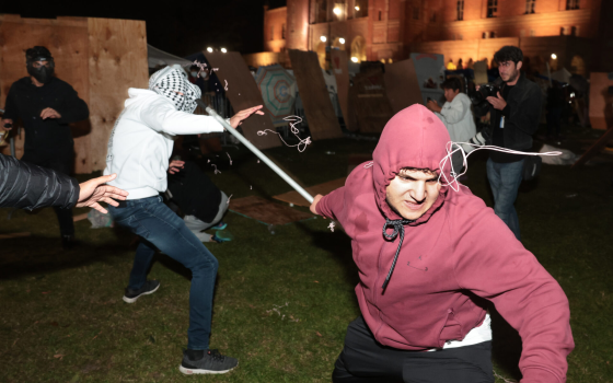 اعتقال نشطاء مؤيدين للصهيونية بعد اعتدائهم على معسكر فلسطين