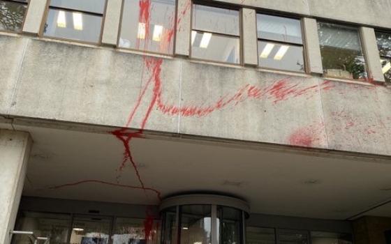 نشطاء يستهدفون مكاتب جامعة أكسفورد في إنجلترا