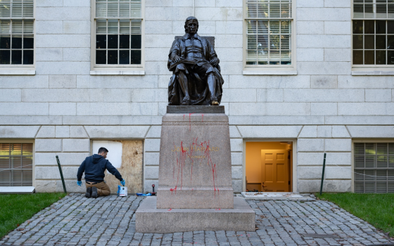 استهداف تمثال “جون” بالطلاء الأحمر في جامعة هارفارد