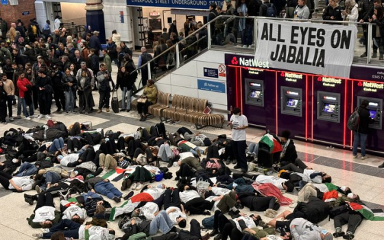 مؤيدون لفلسطين يتضامنون مع غزة في محطة ليفربول