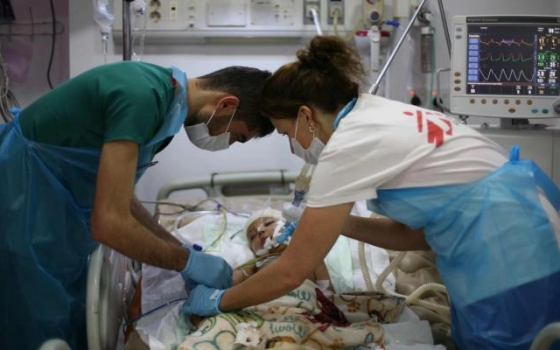 99 طبيبًا أمريكيًا يطالبون بوقف تزويد الاحتلال بالسلاح