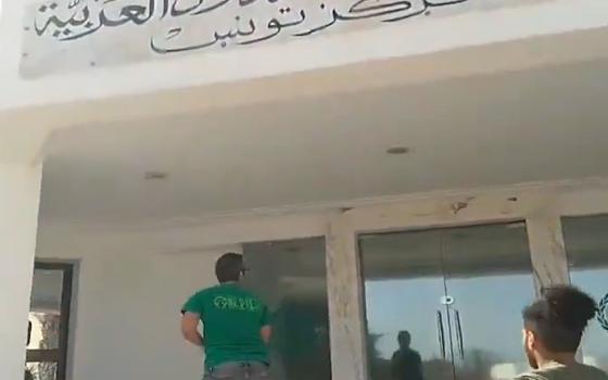 مؤيدو فلسطين في تونس يهاجمون مقر الجامعة العربية