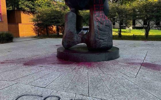 تمثال الطاقة النووية ملطخ بالطلاء الأحمر