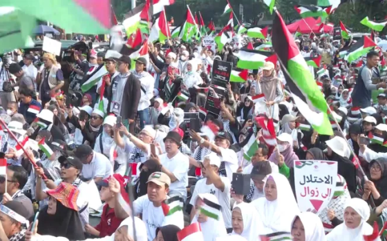 آلاف الإندونيسيين يتضامنون مع غزة في الذكرى الأولى للحرب
