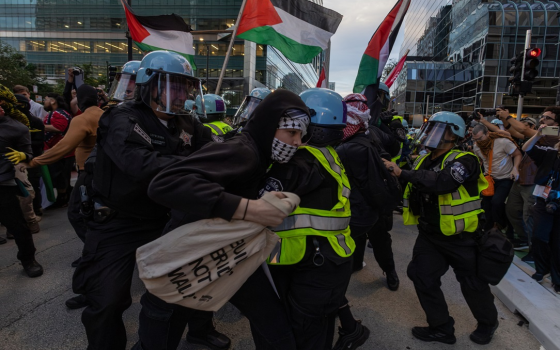 قمع الشرطة للطلاب المحتجين