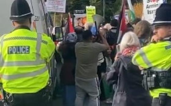 مؤيدو فلسطين يحاصرون مصنع إلبيت