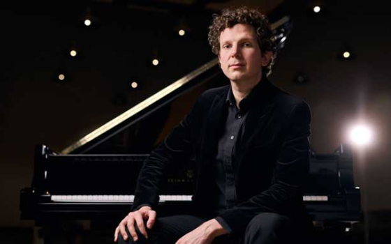 جيسون غيلهام- عازف البيانو الشهير