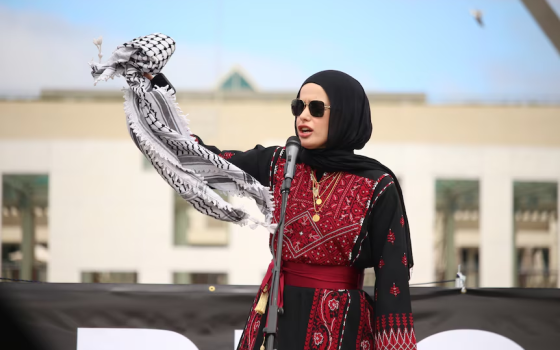 متظاهرة داعمة لفلسطين