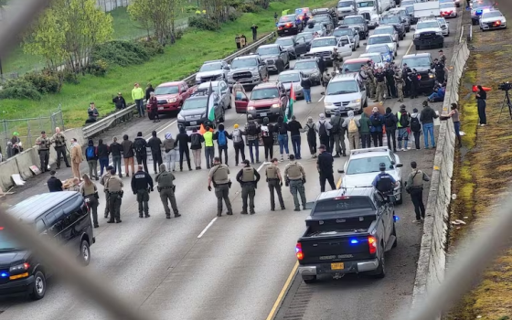 متظاهرون أغلقوا طريقًا سريعًا في ولاية أوريغون