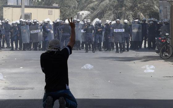 قمع الشرطة البحرينية للمتظاهرين في البحرين