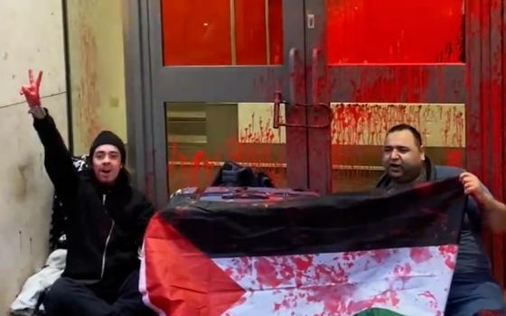 نشطاء حركة فلسطين يستهدفون مكاتب داعمة للاحتلال