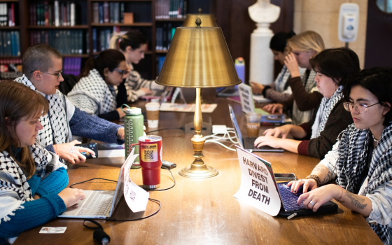 دراسة تضامنية صامتة في مكتبة جامعة هارفارد