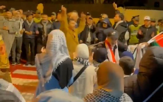 احتجاج أمام القنصلية الفرنسية في طنجة المغربية