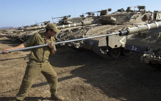 فنانون وأكاديميون إسبانيون يطالبون بوقف تسليح الاحتلال