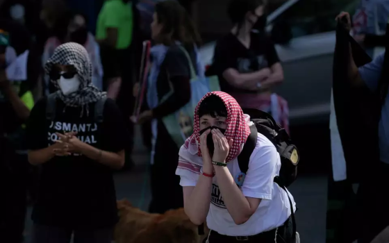 طالبة ترتدي كوفية في تجمع تضامني