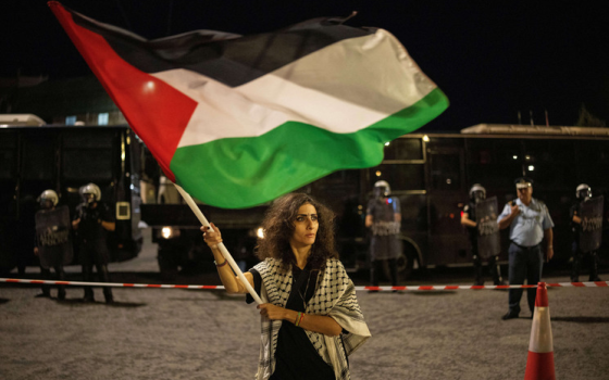 متضامنون في أثينا يحتجون أمام سفارتي الاحتلال وأمريكا