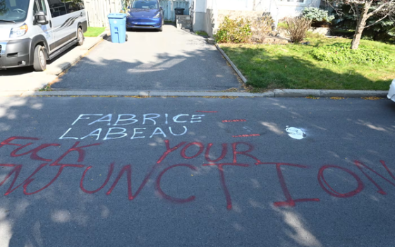 عبارة استنكارية لداعم الاحتلال