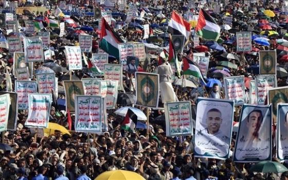 رفع لافتات في مظاهرة داعلمة لفلسطين