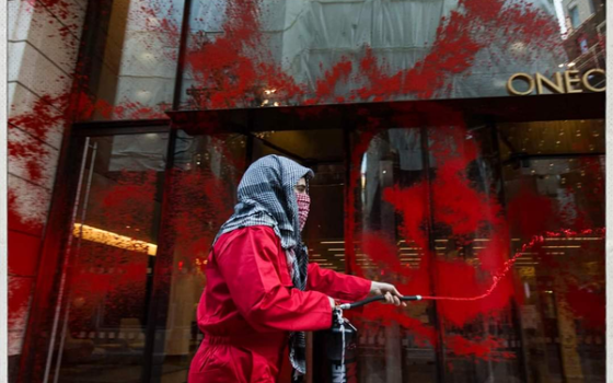 ناشط يهاجم مصنع أسلحة