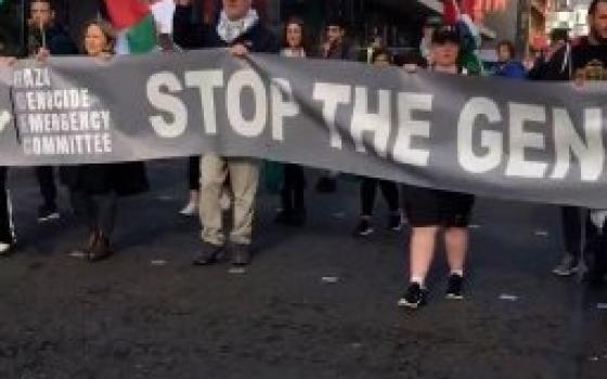 لافتة تدعو لوقف الإبادة