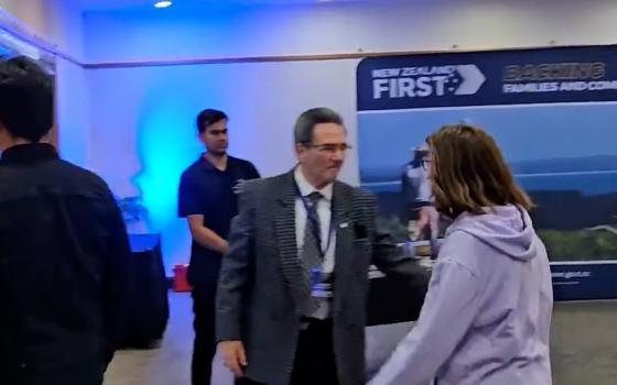 مؤيدة لفلسطين تقاطع كلمة ونستون بيترز