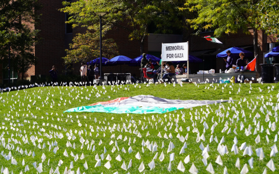 حديقة جامعة بنسلفانيا مغطاة بآلاف الأعلام البيضاء