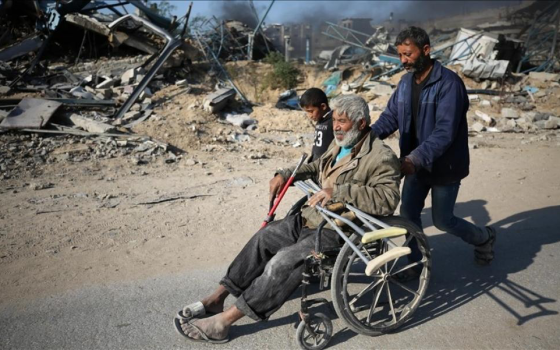 مسن نازح في غزة